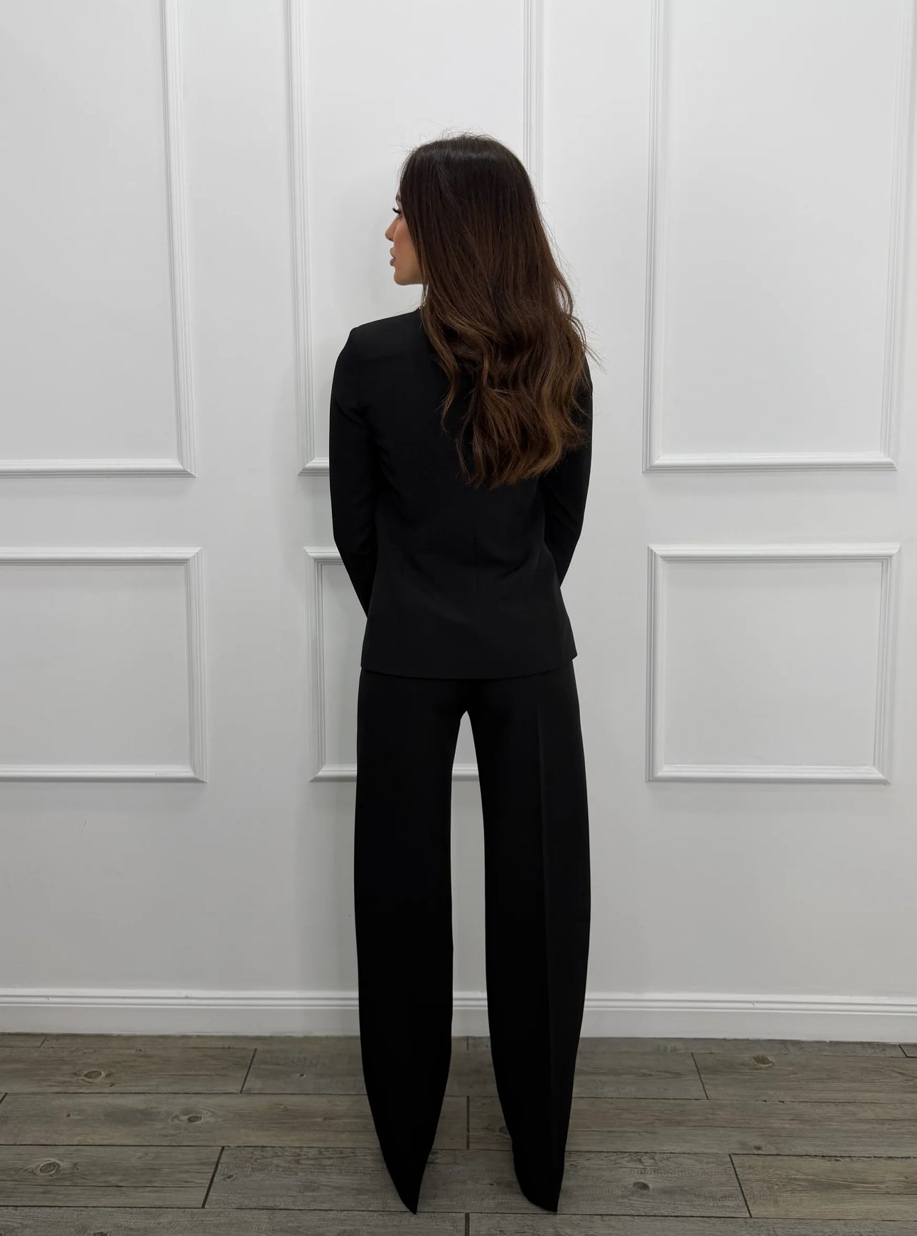 Tailleur Elisabetta Completo elegante e sofisticato composto da blazer sartoriale e pantalone a gamba dritta, pensato per esaltare la silhouette con uno stile raffinato e moderno. Il blazer presenta una scollatura profonda con chiusura gioiello dorata