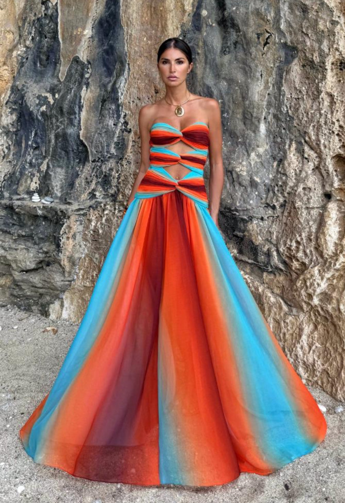 Abito ARIEL è un capo straordinario e visivamente accattivante, perfetto per eventi glamour o ambientazioni estive da sogno.