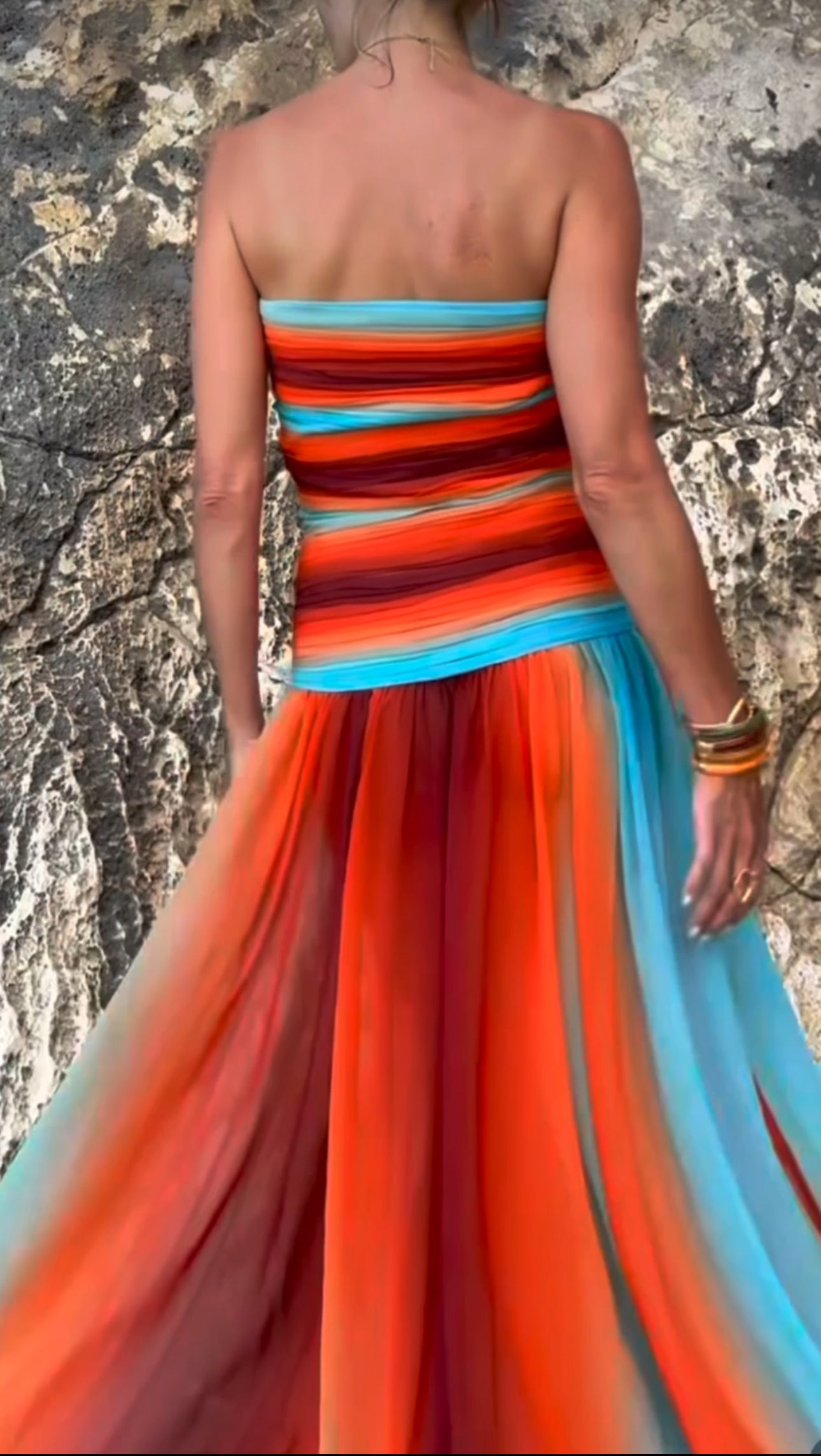 Abito ARIEL è un capo straordinario e visivamente accattivante, perfetto per eventi glamour o ambientazioni estive da sogno.