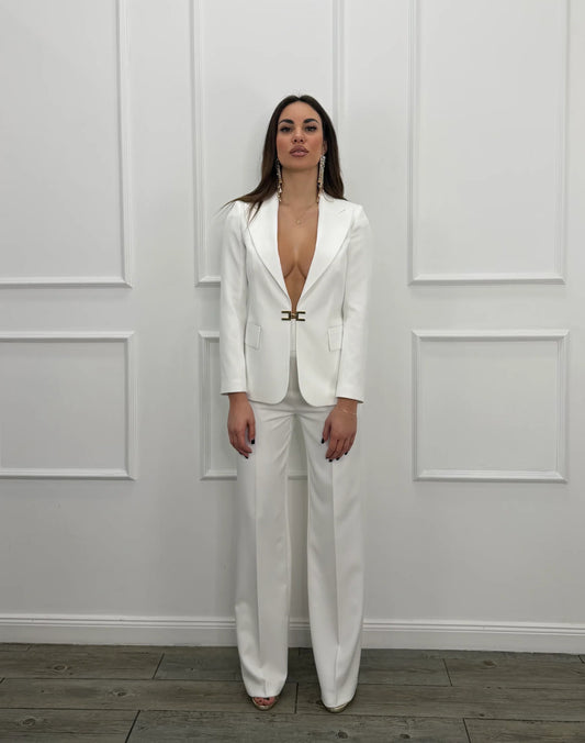 Tailleur Elisabetta Completo elegante e sofisticato composto da blazer sartoriale e pantalone a gamba dritta, pensato per esaltare la silhouette con uno stile raffinato e moderno. Il blazer presenta una scollatura profonda con chiusura gioiello dorata