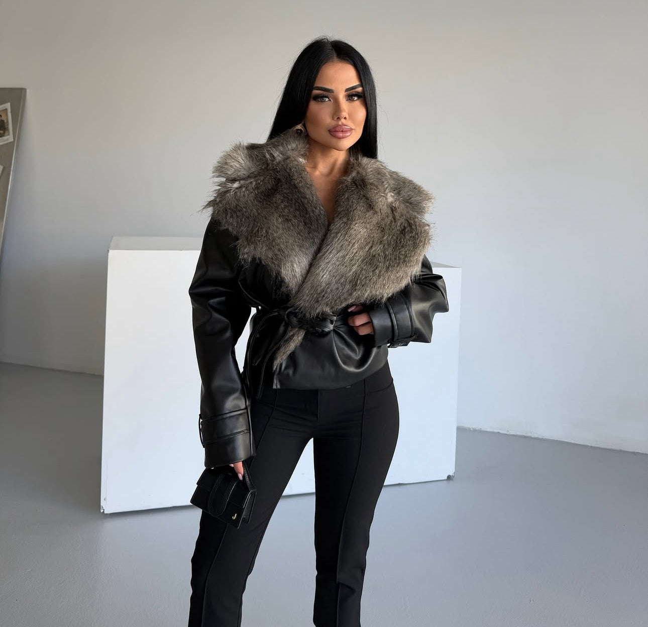 Giubbotto MARIA in eco-pelle con scialle in pelliccia e cinta