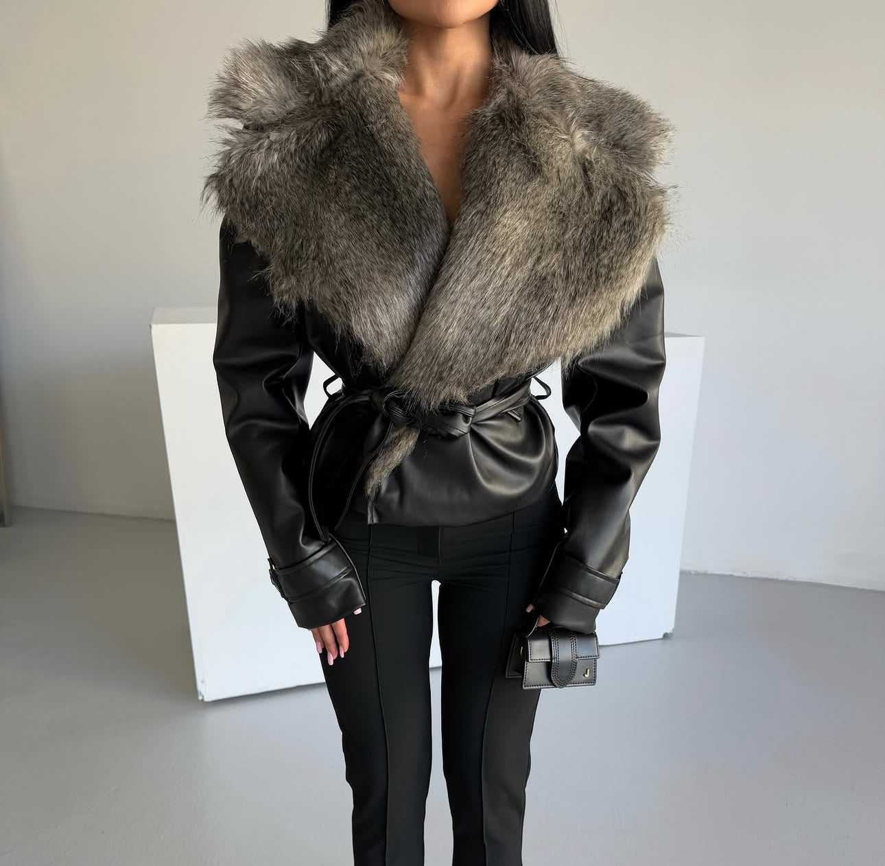 Giubbotto MARIA in eco-pelle con scialle in pelliccia e cinta
