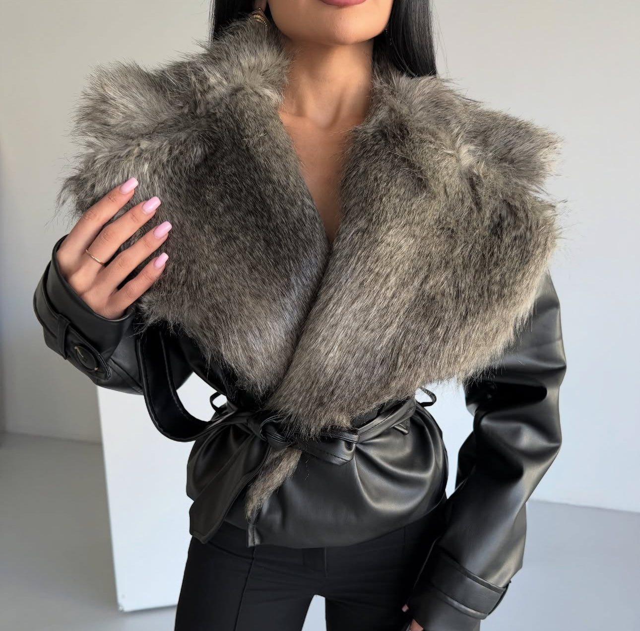 Giubbotto MARIA in eco-pelle con scialle in pelliccia e cinta