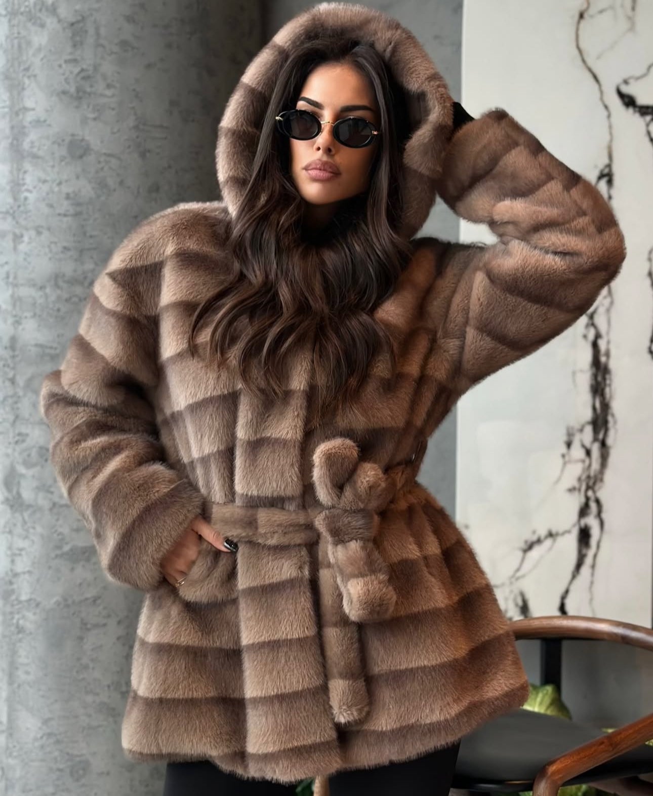 Pelliccia GIOIA in visone ecologico con cappuccio e cinta in coordinato