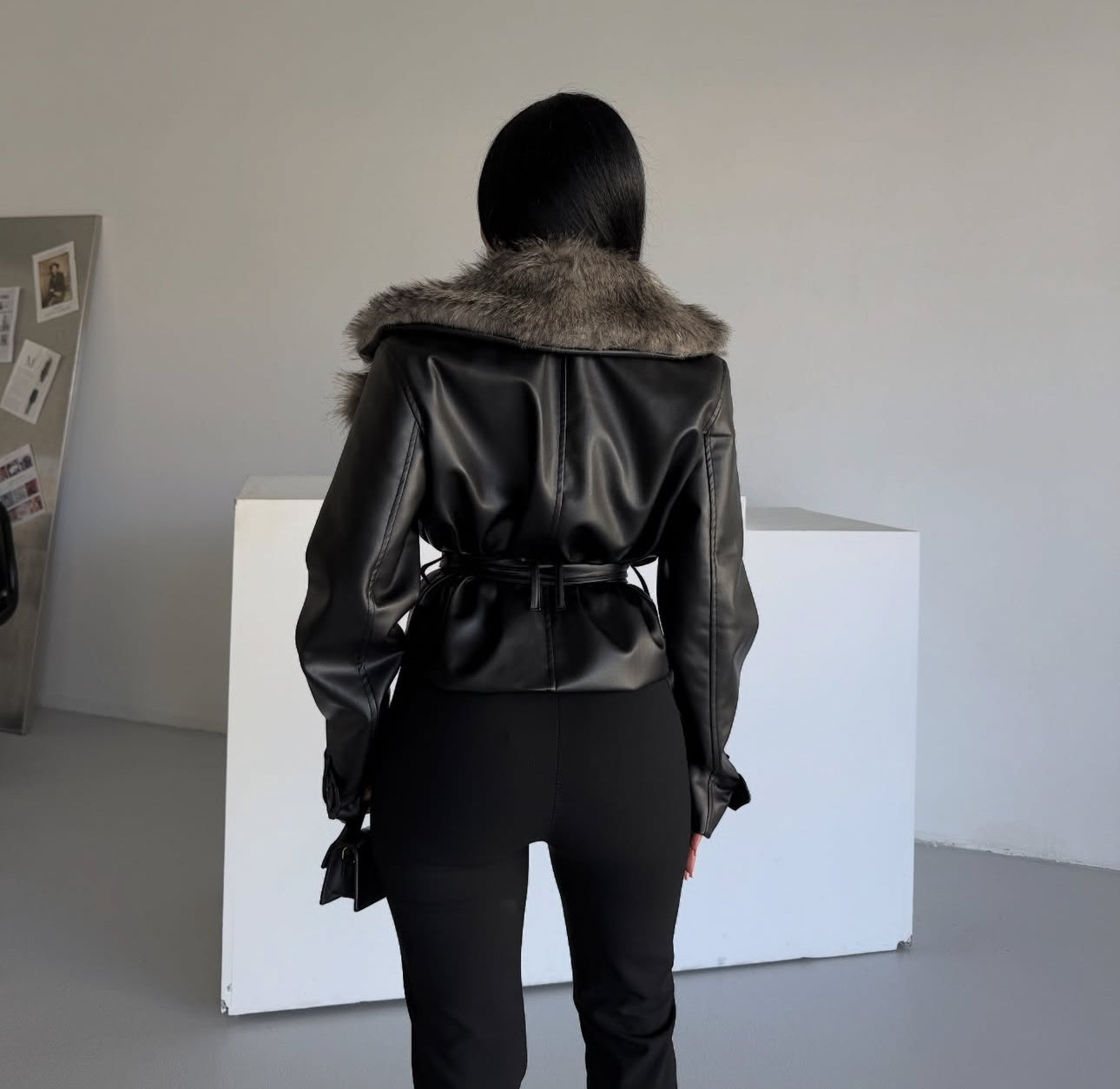 Giubbotto MARIA in eco-pelle con scialle in pelliccia e cinta