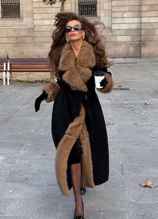 Cappotto Laura con iconico e sofisticato, pensato per affrontare l’inverno con stile e carattere. Il design lungo ed avvolgente è impreziosito da un maxi collo e polsini in eco pelliccia a contrasto che dona un tocco di lusso e raffinatezza.